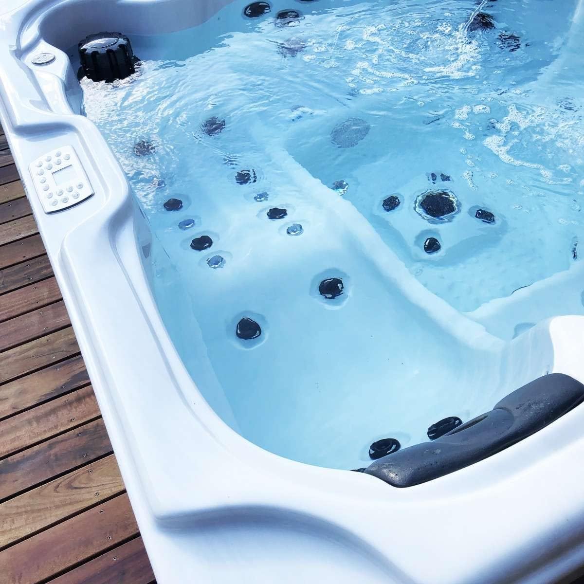 Outdoor-Whirlpool OASIS MAXI mit Abdeckung & Steige: 52-Massagedüsen, LED, Lautsprecher, Bluetooth