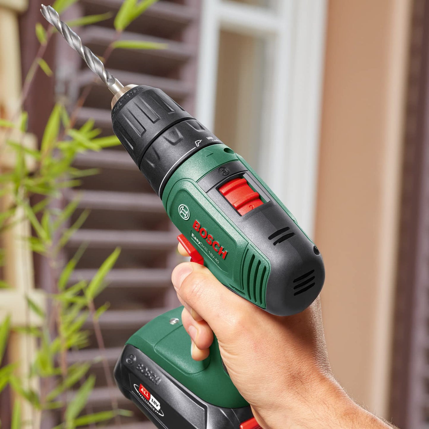 Bosch EasyDrill 18V-40 Akkuschrauber mit 2-Gang-Getriebe, 20 Drehmomentstufen und Ladegerät