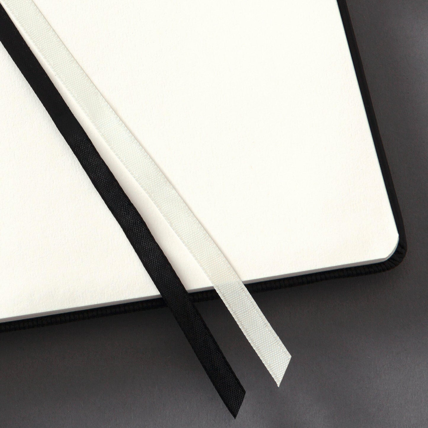 Planning book 2026 Extra-Large: A4+, hardcover, 192 pages, pen loop, archive pocket
